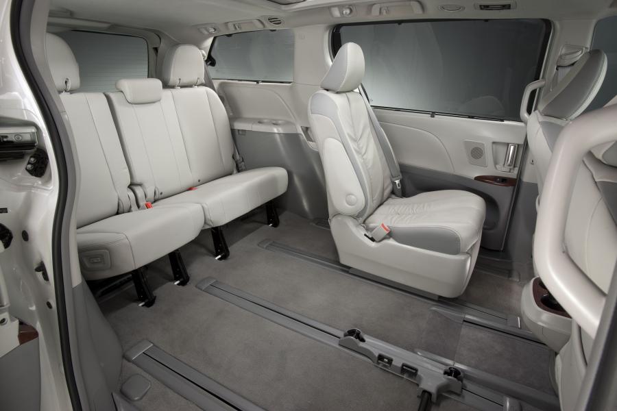  Toyota Sienna SE 2010 года  (фото 24 из 50)